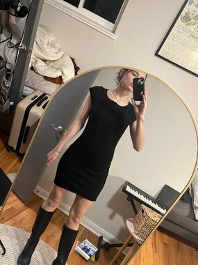Black cap sleeve black minidress